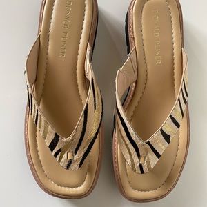 NWOT Donald Pliner Bloom thong flip flops